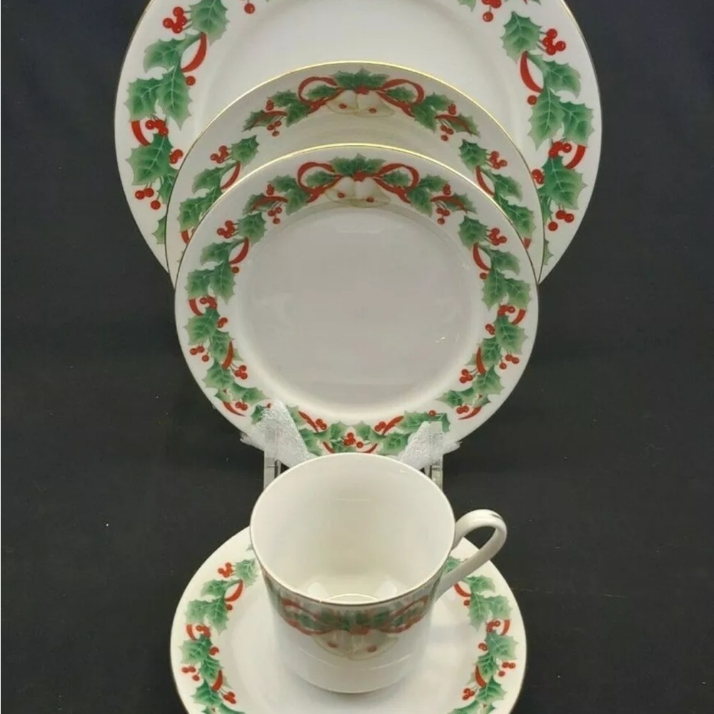 Sango Noel 1990 China 5 Piece Place Setting Christmas Bells Holly Berries Ribbon